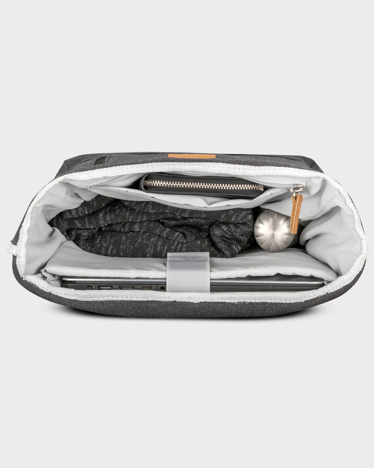 Rolltop Rucksack 'Adam Large' in Anthrazit mit Laptopfach und innen einem Laptop, Pullover, Geldbörse und Trinkflasche