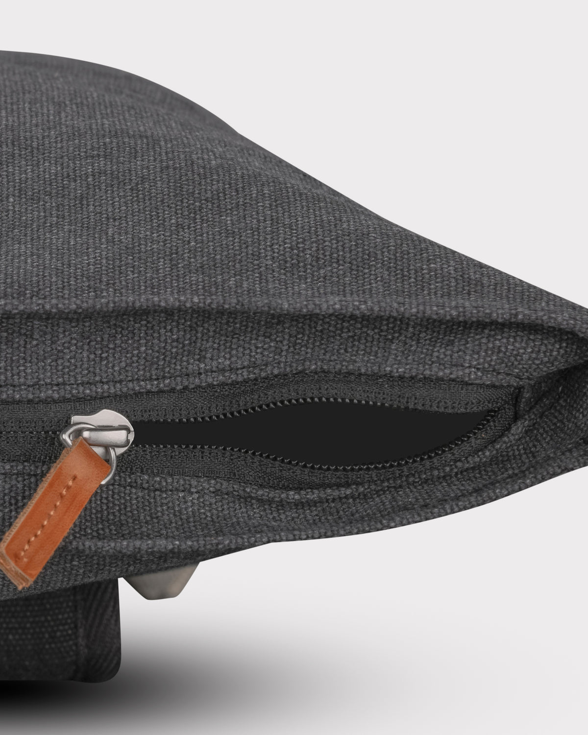 Anthrazitfarbener Rolltop Rucksack "Adam Large" aus Canvas mit sichtbarem Reißverschluss und Lederanhänger