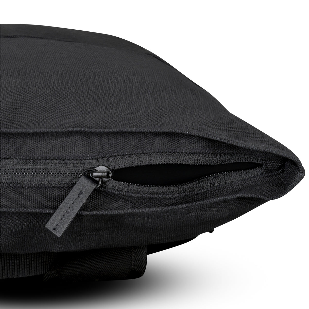 Schwarzer Rolltop-Rucksack 'Adam Large' aus Canvas mit offenem Reißverschluss