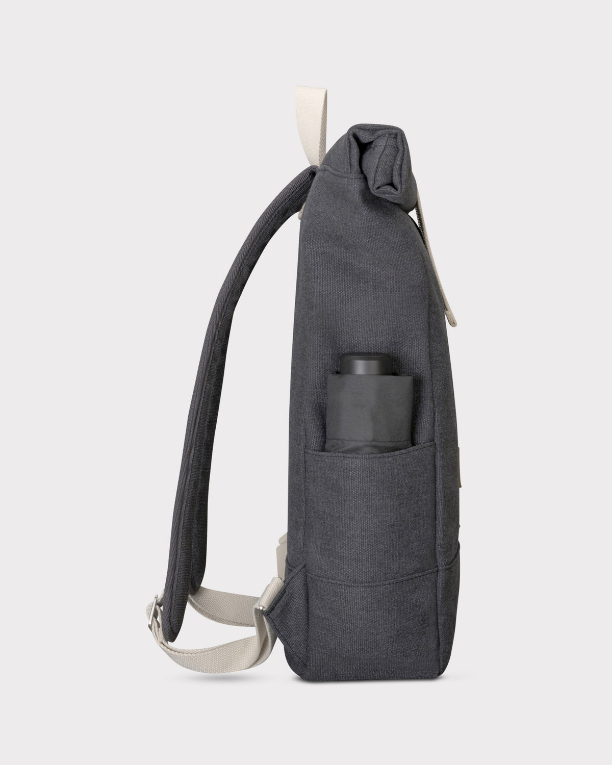 Anton Rolltop Rucksack in anthrazitgrauem Canvas mit Seitentasche und herausragendem Flaschenfach