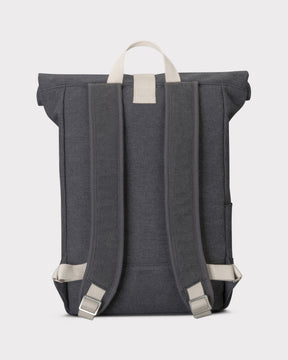 Rückansicht des anthrazitfarbenen Rolltop Rucksacks 'Adam Large' mit gepolsterten Schultergurten und hellem Tragegriff