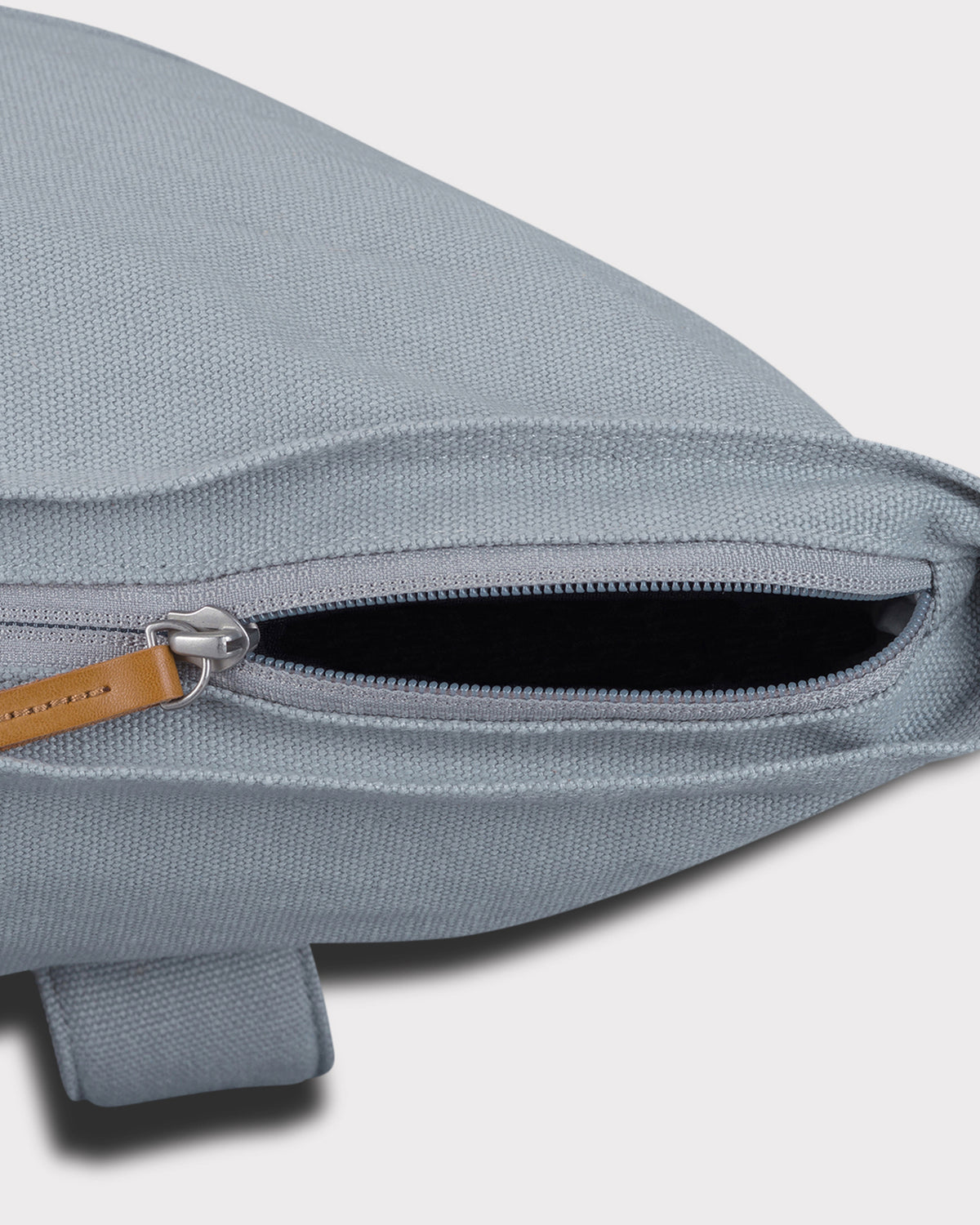 Großer grauer Rolltop Rucksack 'Adam Large' aus Canvas mit sichtbarem Reißverschluss und Lederziehgriff