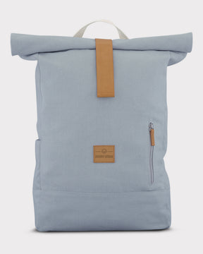 Hellgrauer Rolltop Rucksack 'Adam Large' mit braunen Lederdetails und seitlichem Reißverschlussfach