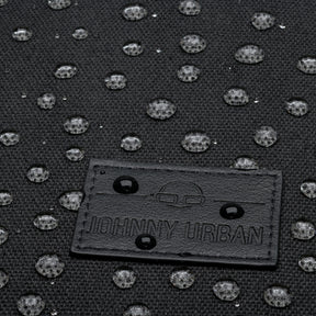 Nahaufnahme eines schwarzen Johnny Urban Labels auf wasserabweisendem Canvas mit Wassertropfen