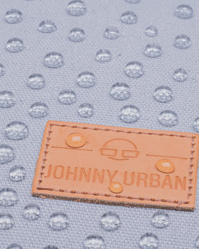 Wasserabweisendes graues Canvas-Material mit JOHNNY URBAN Lederetikett und Wassertropfen
