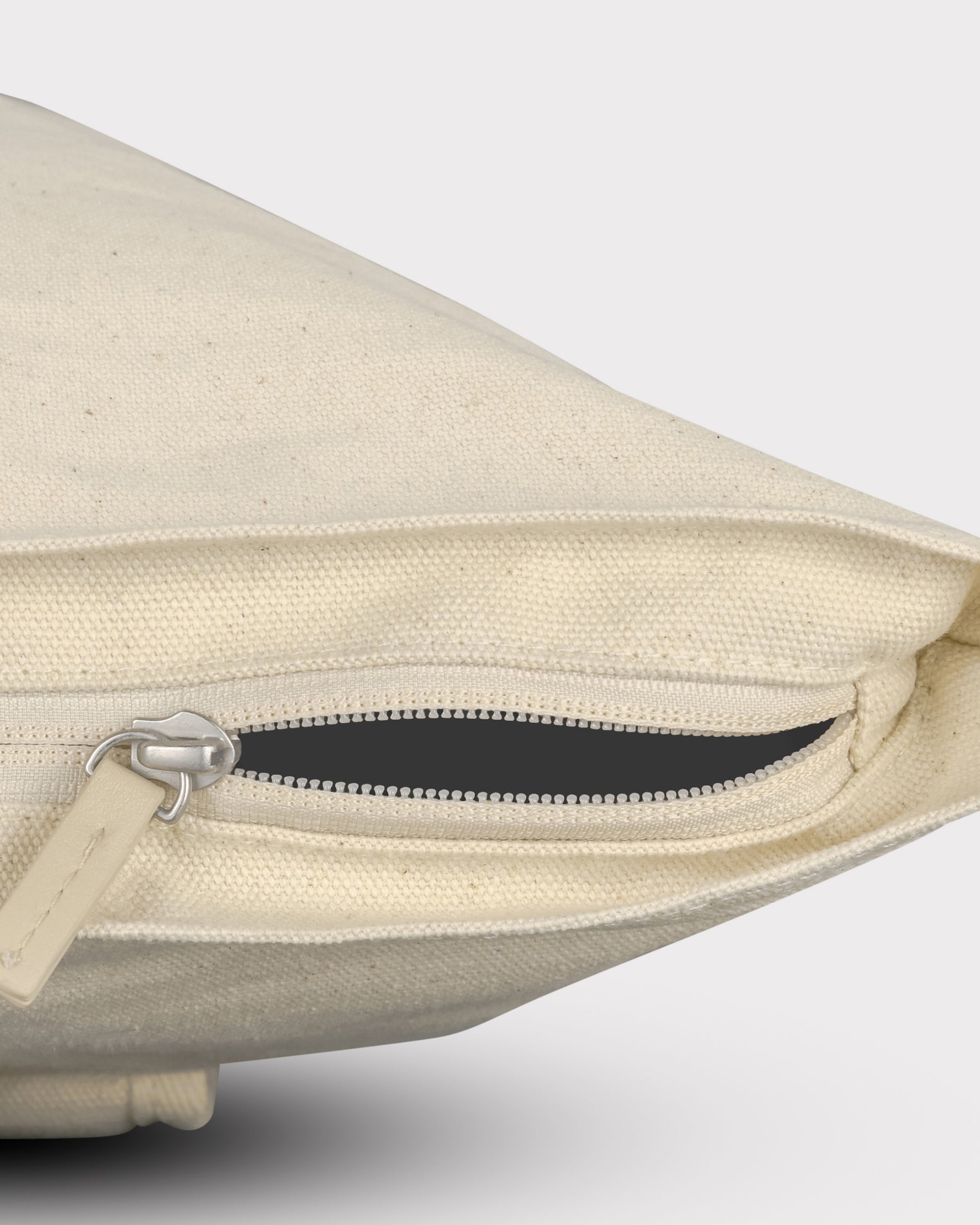 Reißverschlussdetail an cremweißem Canvas des Rolltop Rucksacks 'Adam Medium'