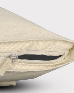 Reißverschlussdetail an cremweißem Canvas des Rolltop Rucksacks 'Adam Medium'