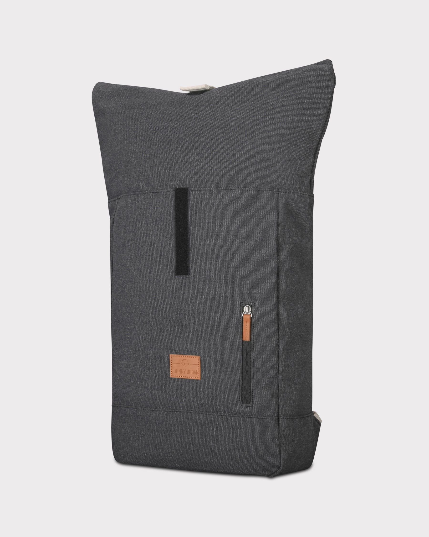 Johnny Urban Rolltop Rucksack 'Adam Medium' aus anthrazitfarbenem Canvas mit Lederetikett und Fronttasche mit Reißverschluss