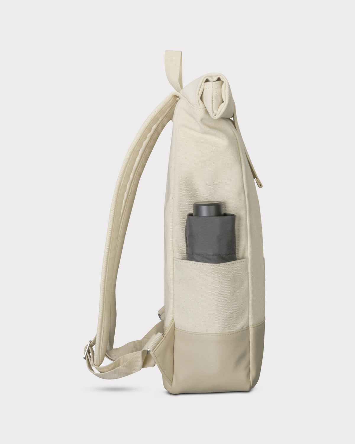Rolltop Rucksack 'Adam Medium' von Johnny Urban in cremeweiß mit Außentasche und schwarzem Gegenstand