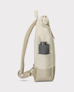 Rolltop Rucksack 'Adam Medium' von Johnny Urban in cremeweiß mit Außentasche und schwarzem Gegenstand