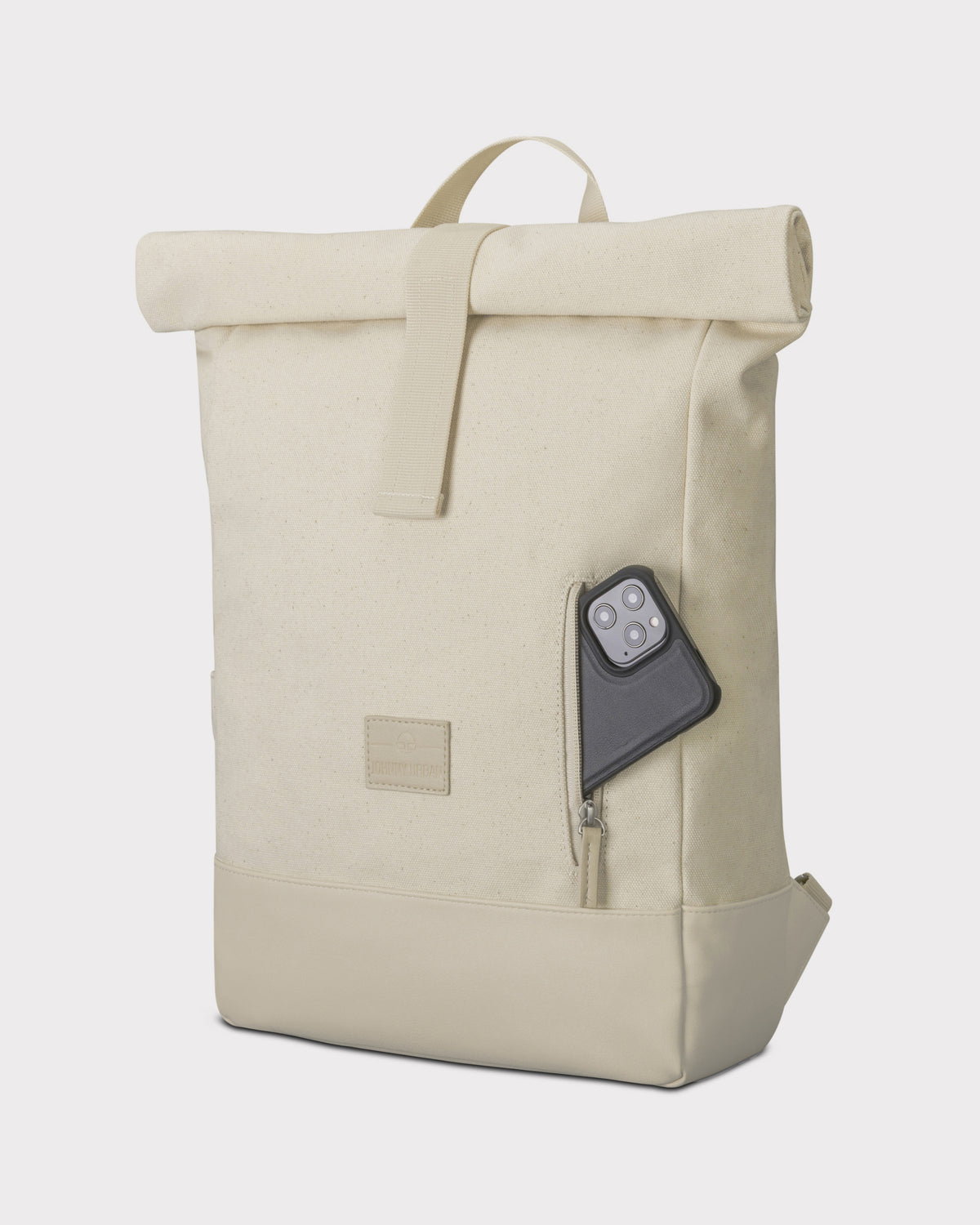 Cremefarbener Rolltop Rucksack 'Adam Medium' aus Canvas mit seitlicher Reißverschlusstasche, in der ein schwarzes Smartphone steckt