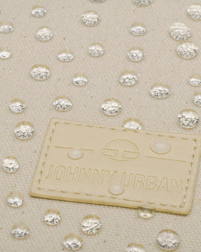 Nahaufnahme eines offwhite Johnny Urban Rolltop-Rucksacks mit wasserabweisenden Wassertropfen