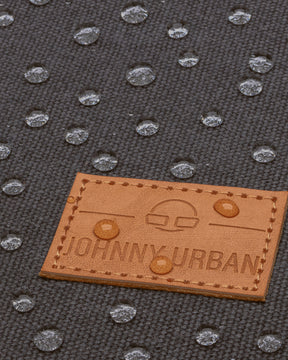 Wasserabweisendes Canvas-Material mit Johnny Urban Lederetikett und Wassertropfen