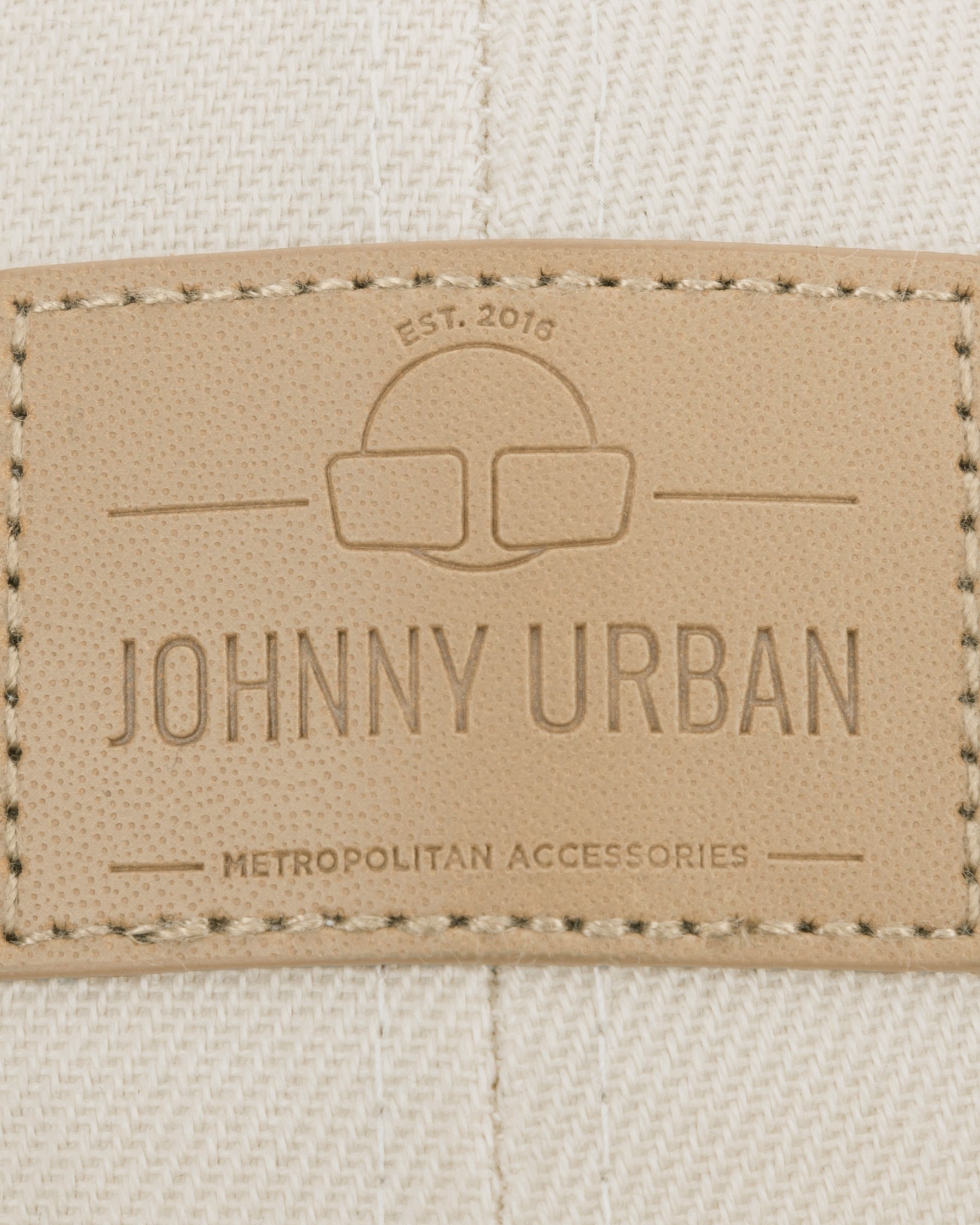 Beige Lederetikett mit ‚Johnny Urban‘ und ‚Metropolitan Accessories‘ auf beigem Canvas des Cap ‚Dean‘