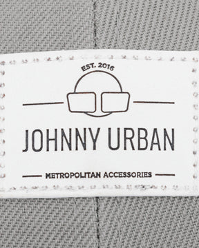 Label mit Logo und Text 'Johnny Urban Metropolitan Accessories EST. 2016' auf grauem Canvasstoff der Cap 'Dean' curved
