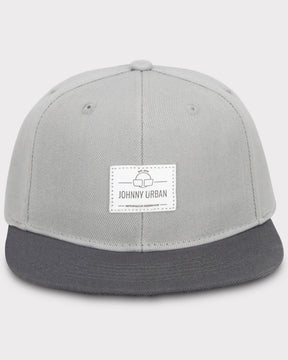 Graue Johnny Urban Cap 'Dean' mit dunkelgrauem Schirm und weißem Logo-Patch
