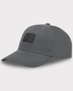Dunkelgraue Herren-Cap 'Dean' mit gebogenem Schirm und rechteckigem Logo-Patch vorne