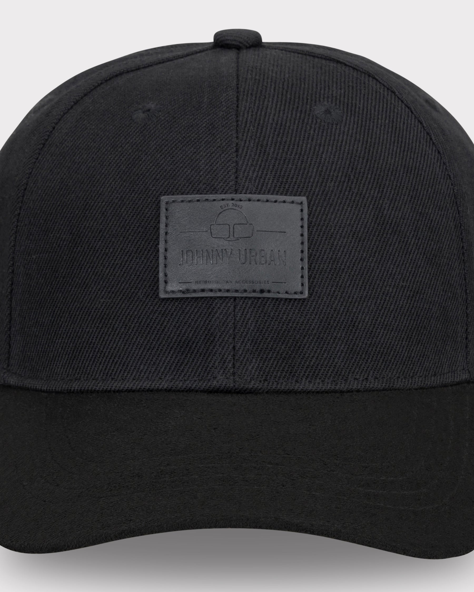 Schwarze, gewölbte Cap 'Dean' von Johnny Urban mit Lederpatch vorne