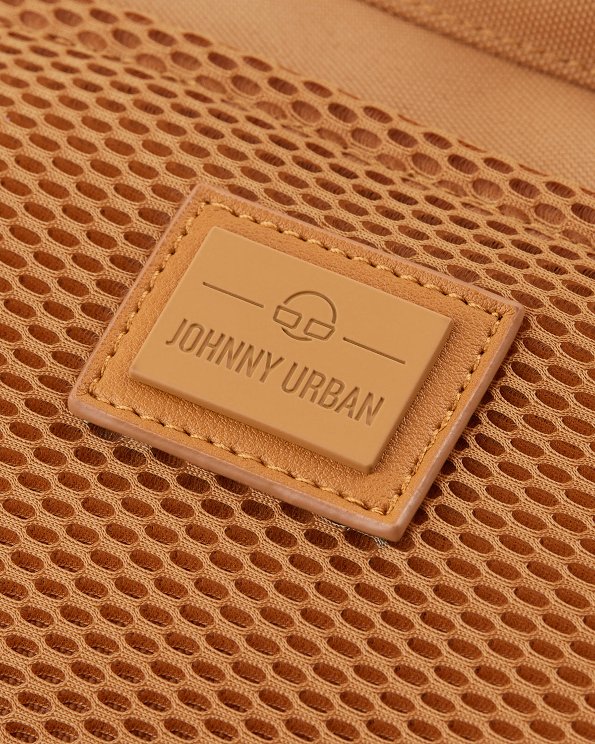 Cargo-Netzstoff und Lederetikett mit Logo 'Johnny Urban' in karamellfarbener Umhängetasche 'Elliot'