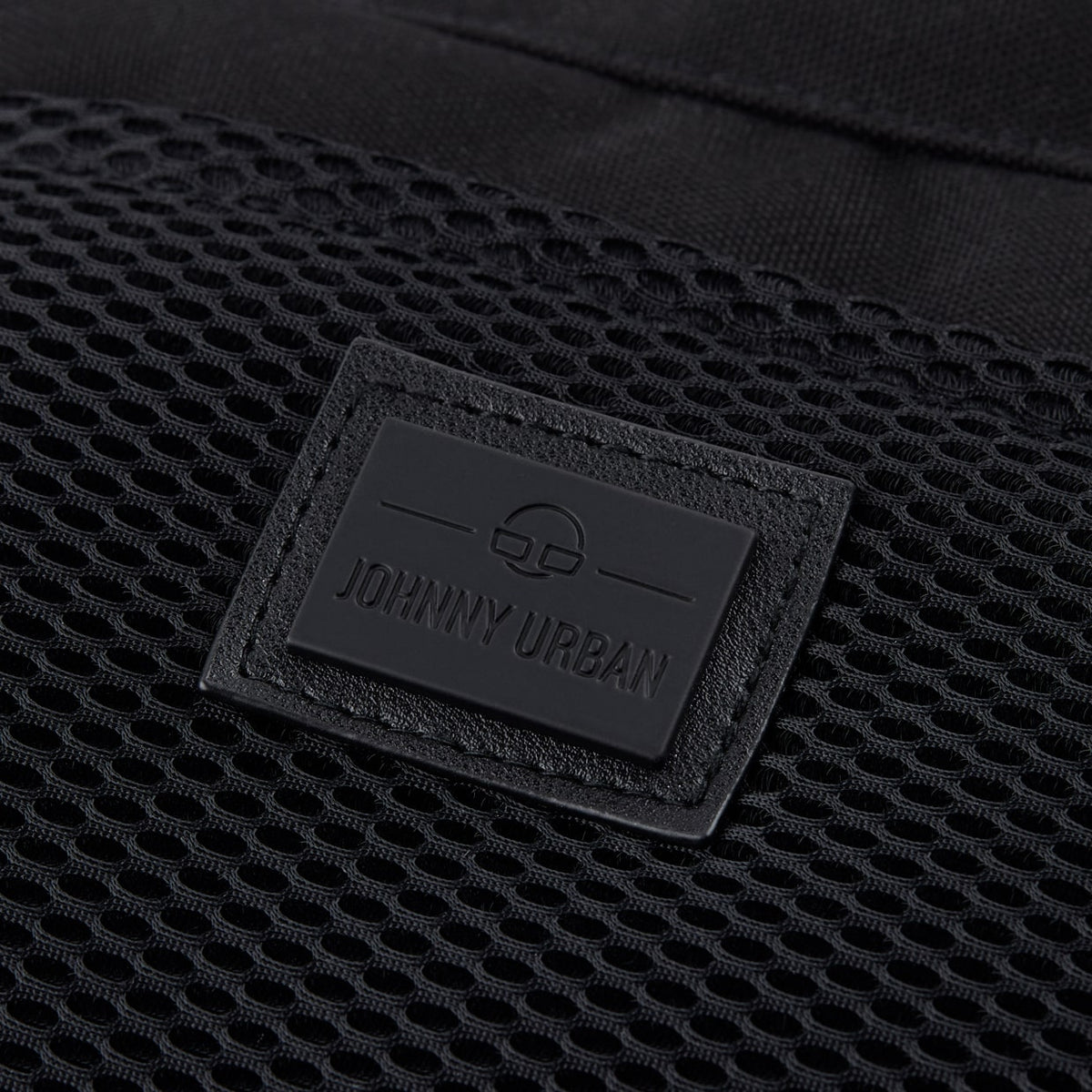 Schwarzes Mesh-Material mit Johnny Urban Logo auf Umhängetasche 'Elliot'