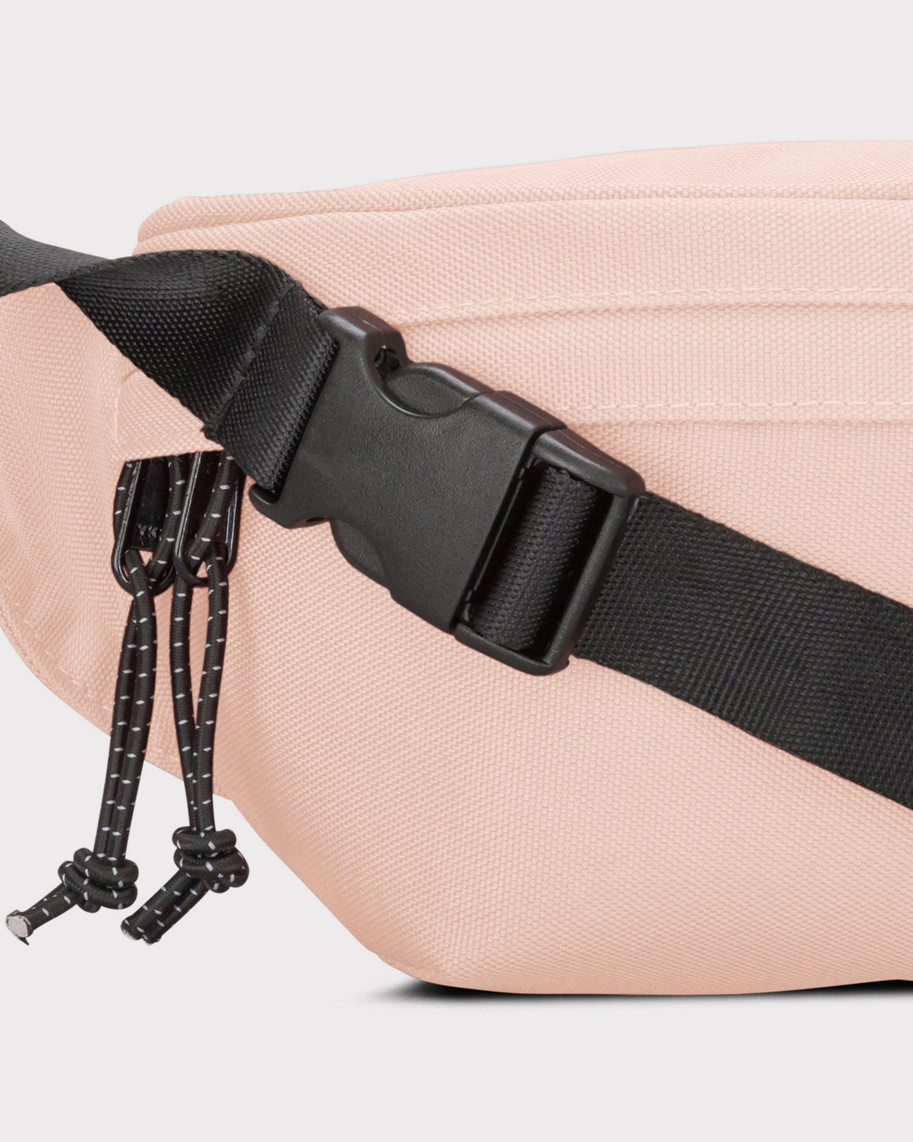 Rosa nachhaltige Damen-Bauchtasche ‚Tom‘ mit schwarzem verstellbarem Gurt und zwei Reißverschlussanhängern