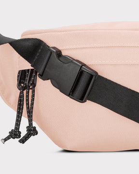 Rosa nachhaltige Damen-Bauchtasche ‚Tom‘ mit schwarzem verstellbarem Gurt und zwei Reißverschlussanhängern