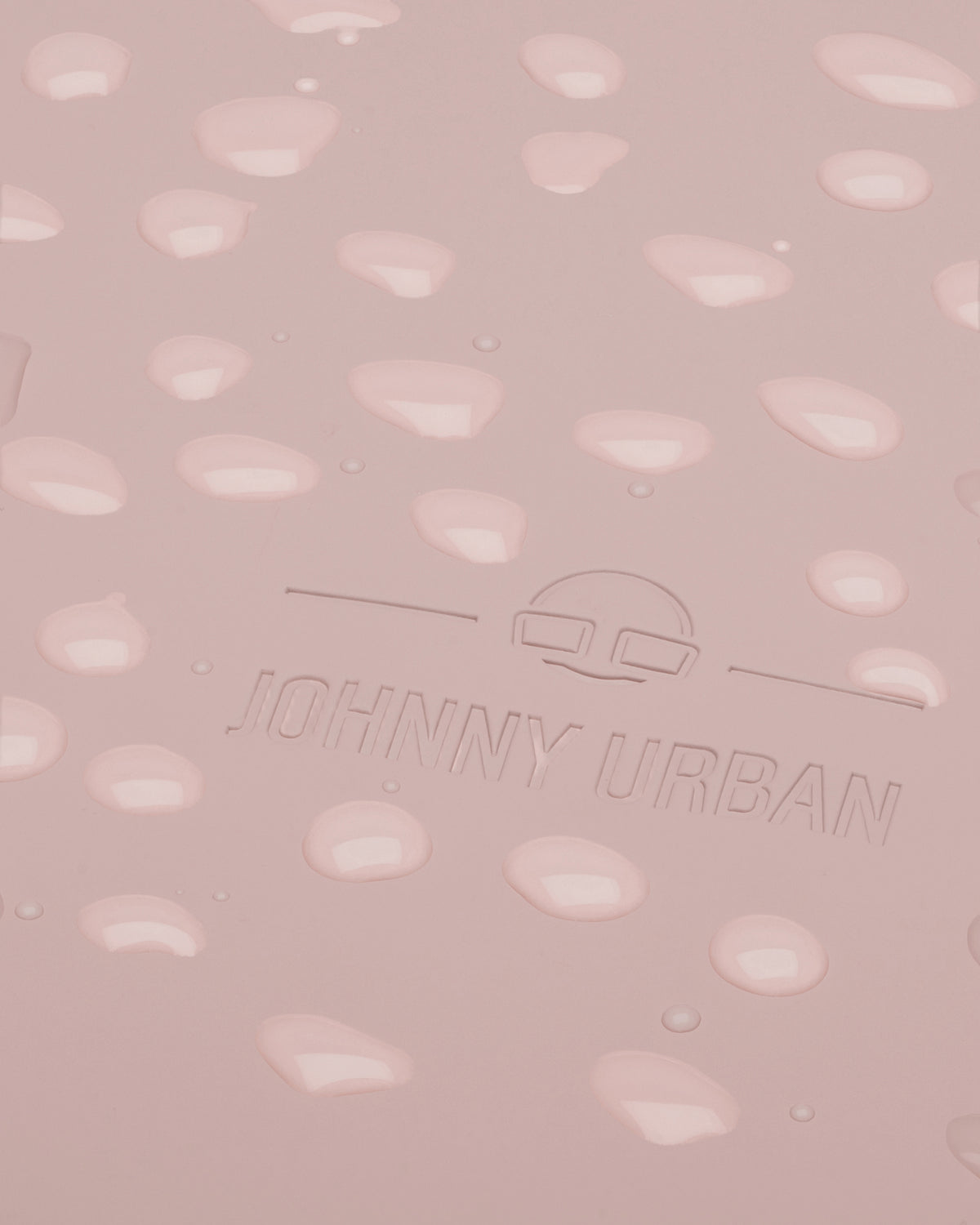 Nahe Ansicht eines rosa Rolltop-Rucksacks 'Harvey Medium' von Johnny Urban mit Wassertropfen auf der Oberfläche