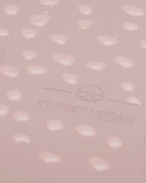 Nahe Ansicht eines rosa Rolltop-Rucksacks 'Harvey Medium' von Johnny Urban mit Wassertropfen auf der Oberfläche