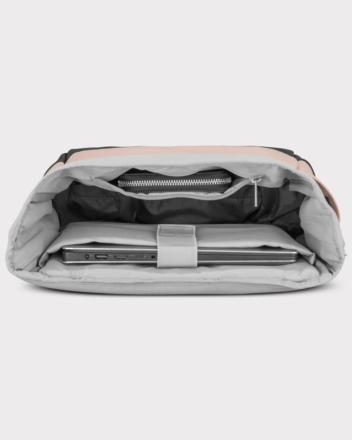 Aufgeklappter rosa Rolltop Rucksack 'Harvey Medium' mit gepolstertem Laptopfach und Reißverschlusstasche
