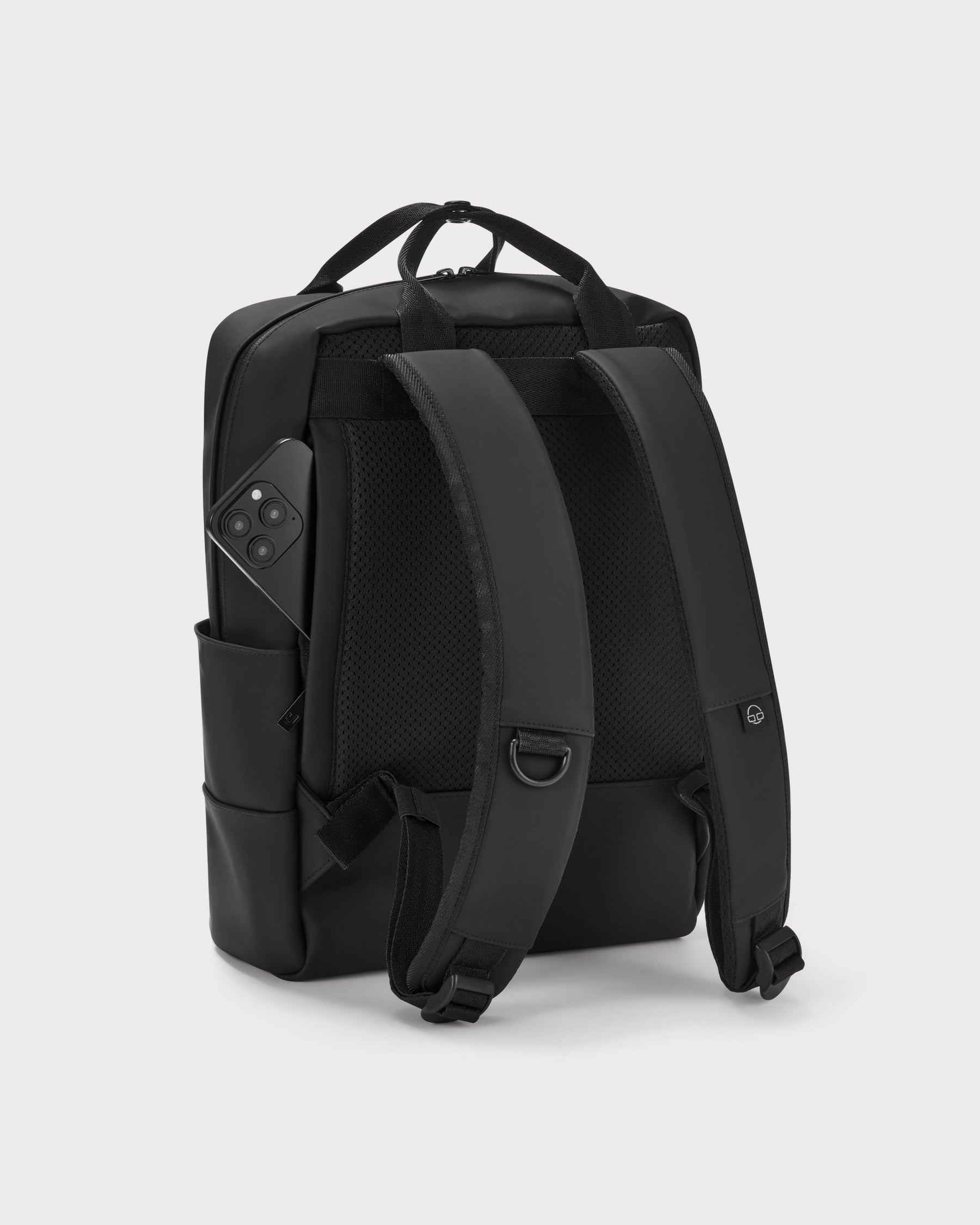 Schwarzer Damen-Rucksack 'Hailey' von Johnny Urban mit gepolsterten Rücken- und Schulterriemen und seitlicher Handytasche