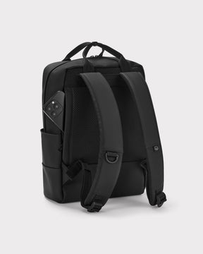 Schwarzer Damen-Rucksack 'Hailey' von Johnny Urban mit gepolsterten Rücken- und Schulterriemen und seitlicher Handytasche