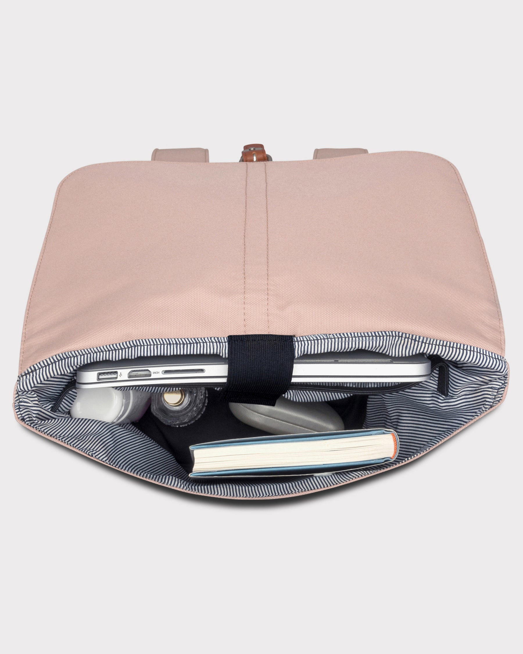 Damen-Rucksack 'Mia' in Rosa geöffnet mit Laptop, Buch und weiteren Arbeitsutensilien