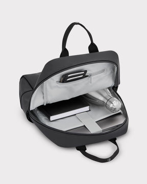 Schwarzer Damenrucksack 'Hailey' geöffnet mit Innentaschen, Wasserflasche, Buch und Laptopfach