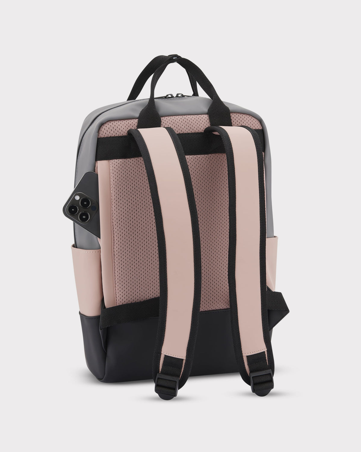 Rucksack 'Hailey' in Rosa und Grau mit gepolsterten Rückenteilen und zwei Schulterriemen, Handy seitlich in Tasche gesteckt