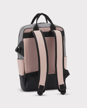 Rucksack 'Hailey' in Rosa und Grau mit gepolsterten Rückenteilen und zwei Schulterriemen, Handy seitlich in Tasche gesteckt