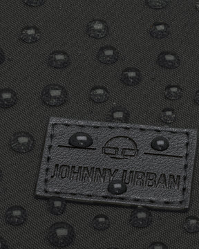 Nahaufnahme des wasserabweisenden schwarzen Stoffs des Rucksacks Jona Small mit Johnny Urban Logo und Wasserperlen