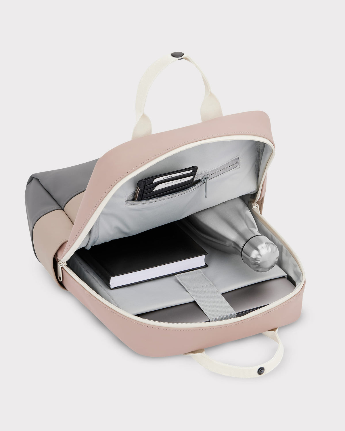 Rucksack 'Hailey' in Beige-Rosa geöffnet mit Laptopfach, Buch, Wasserflasche und Kartenhalter