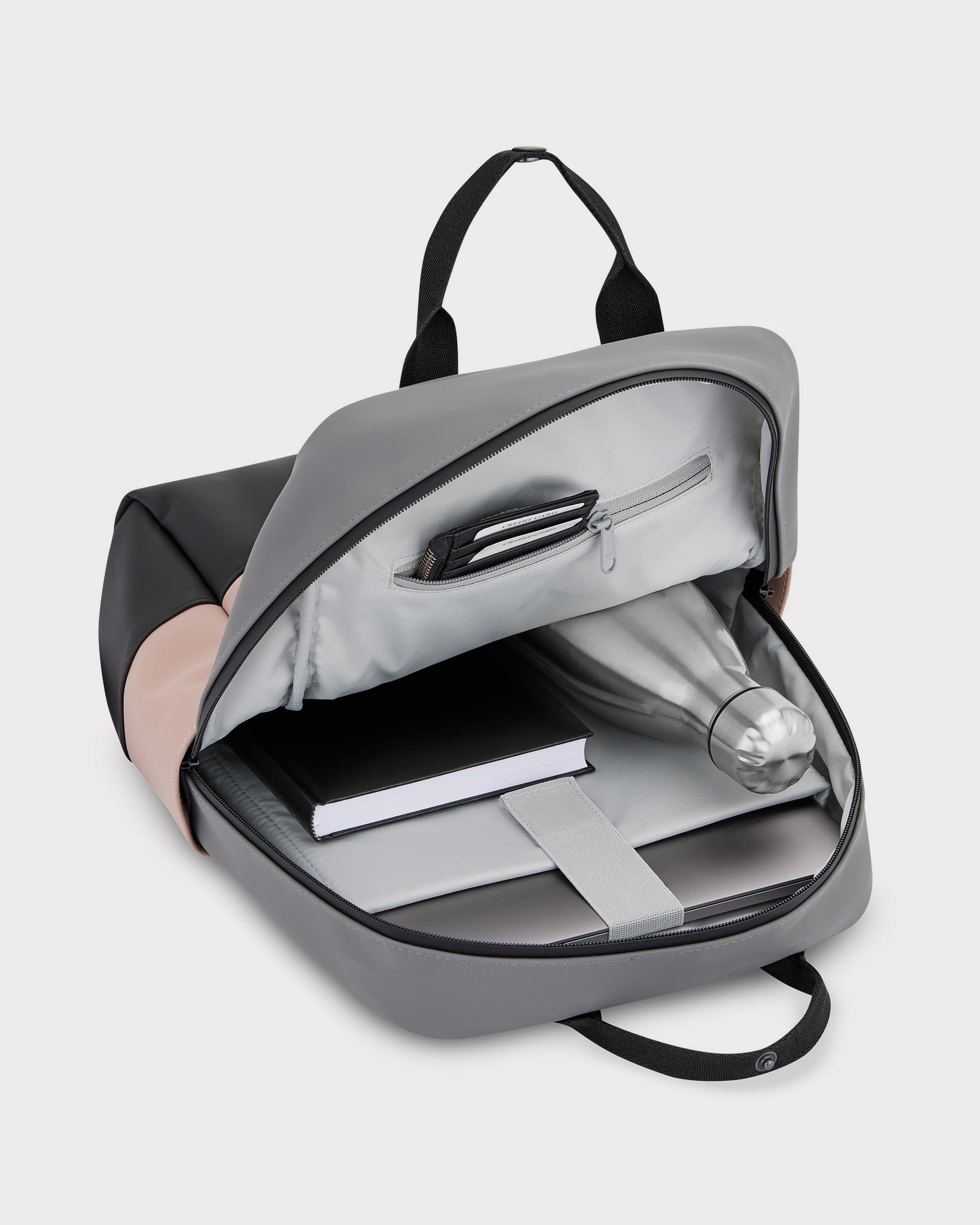Rucksack 'Hailey' in grau und rosa geöffnet mit Laptop, Buch, Metallflasche und Kartenfach