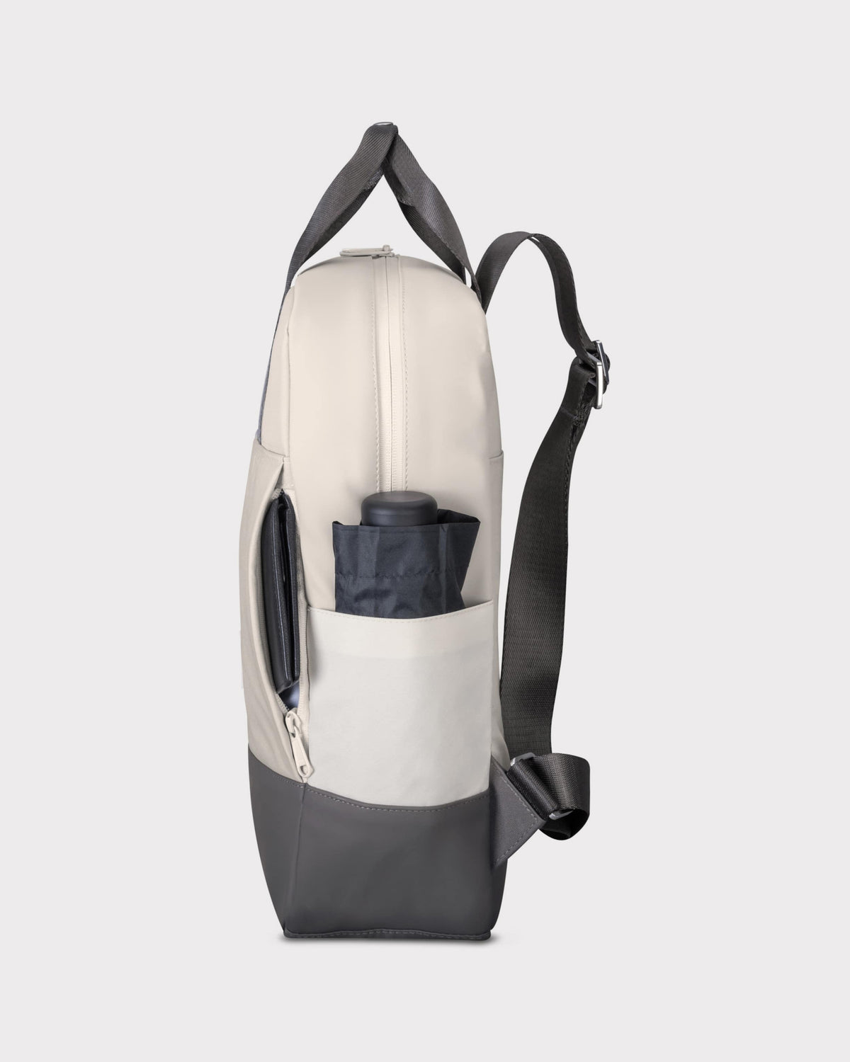 Beiger und grauer Damenrucksack 'Jona Medium' mit seitlicher Tasche und schwarzem Regenschirm