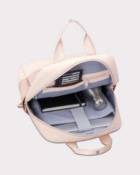 Rucksack 'Jona Medium' in Rosa, geöffnet mit Fächern für Karten, Notizbuch, Trinkflasche und Laptopfach