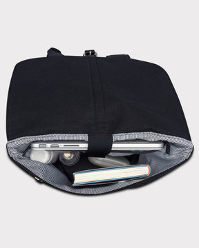 Schwarzer Damenrucksack 'Mia' von Johnny Urban mit Laptopfach, innerer gestreifter Fütterung, Buch und Flasche innen