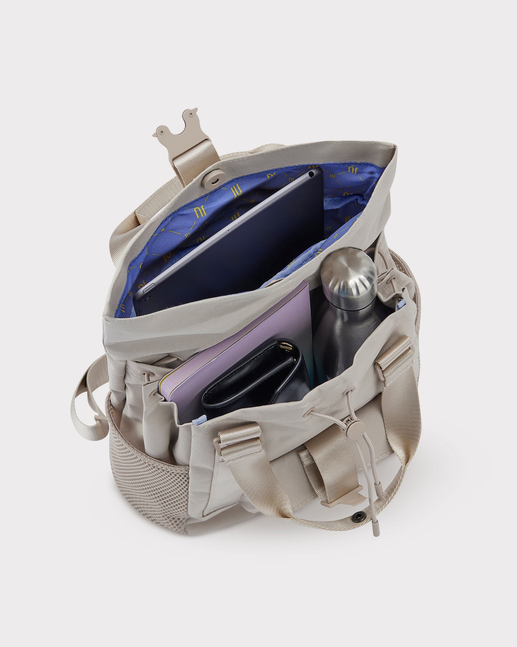 Beiger Damenrucksack 'Jules' mit blauem Innenfutter, Tablet, Notizbuch, Brieftasche und Trinkflasche gefüllt