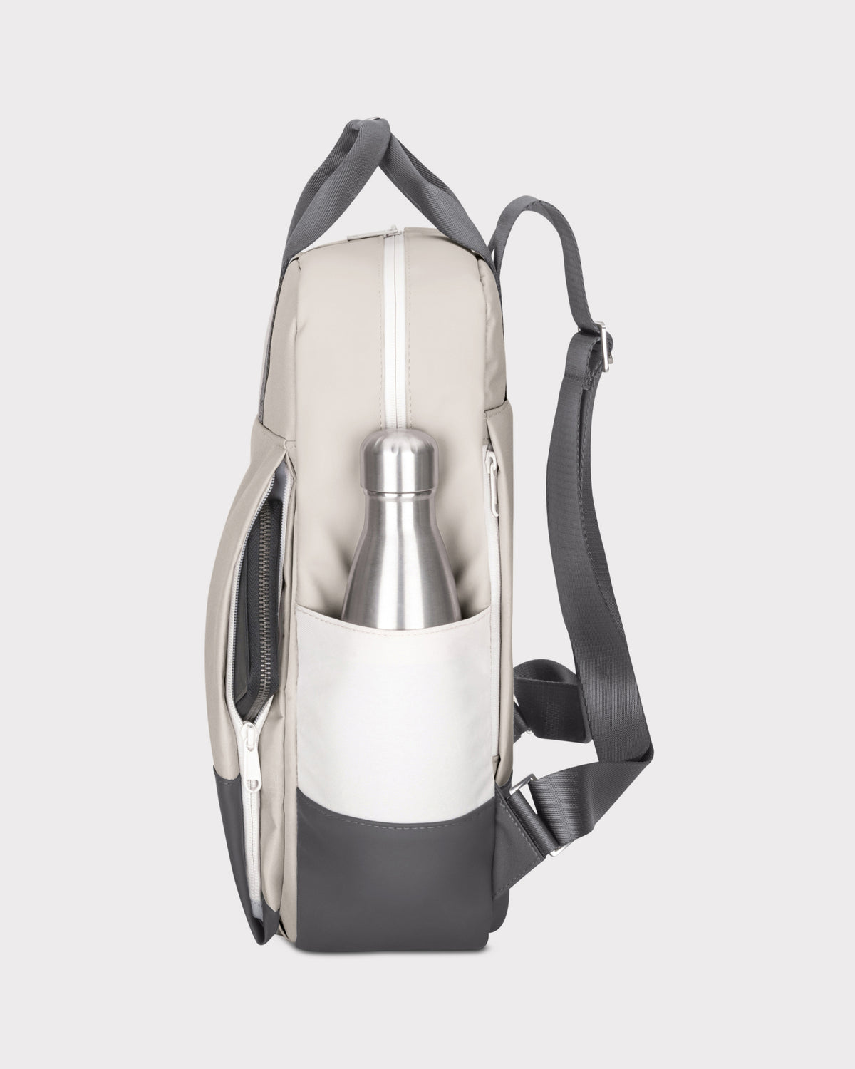 Seitenansicht des Damenrucksacks Jona Large in Beige und Grau mit Edelstahl-Flasche in der seitlichen Tasche