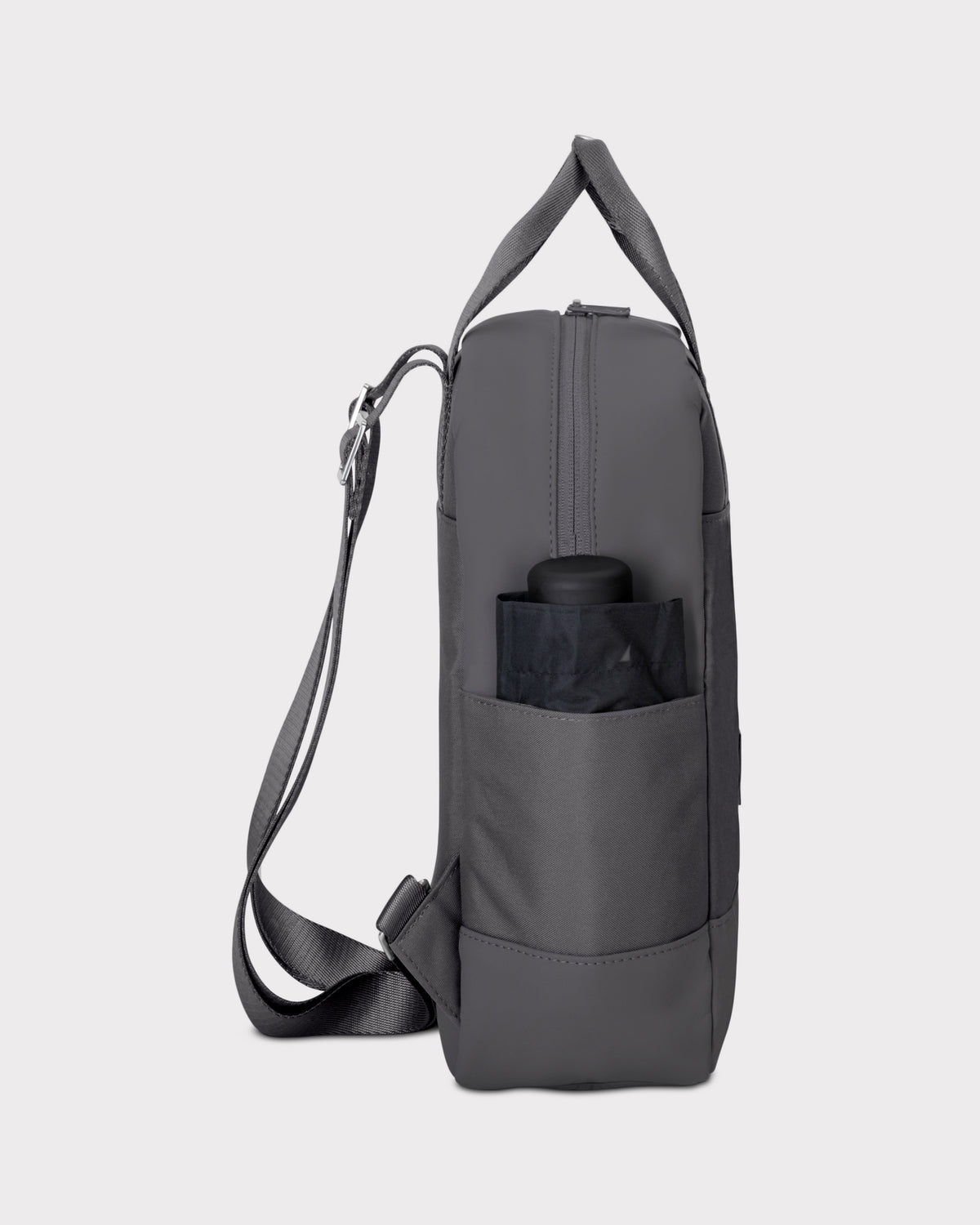 Dunkelgrauer Damenrucksack "Jona Small" mit seitlicher Außentasche, in der ein kompakter Regenschirm steckt