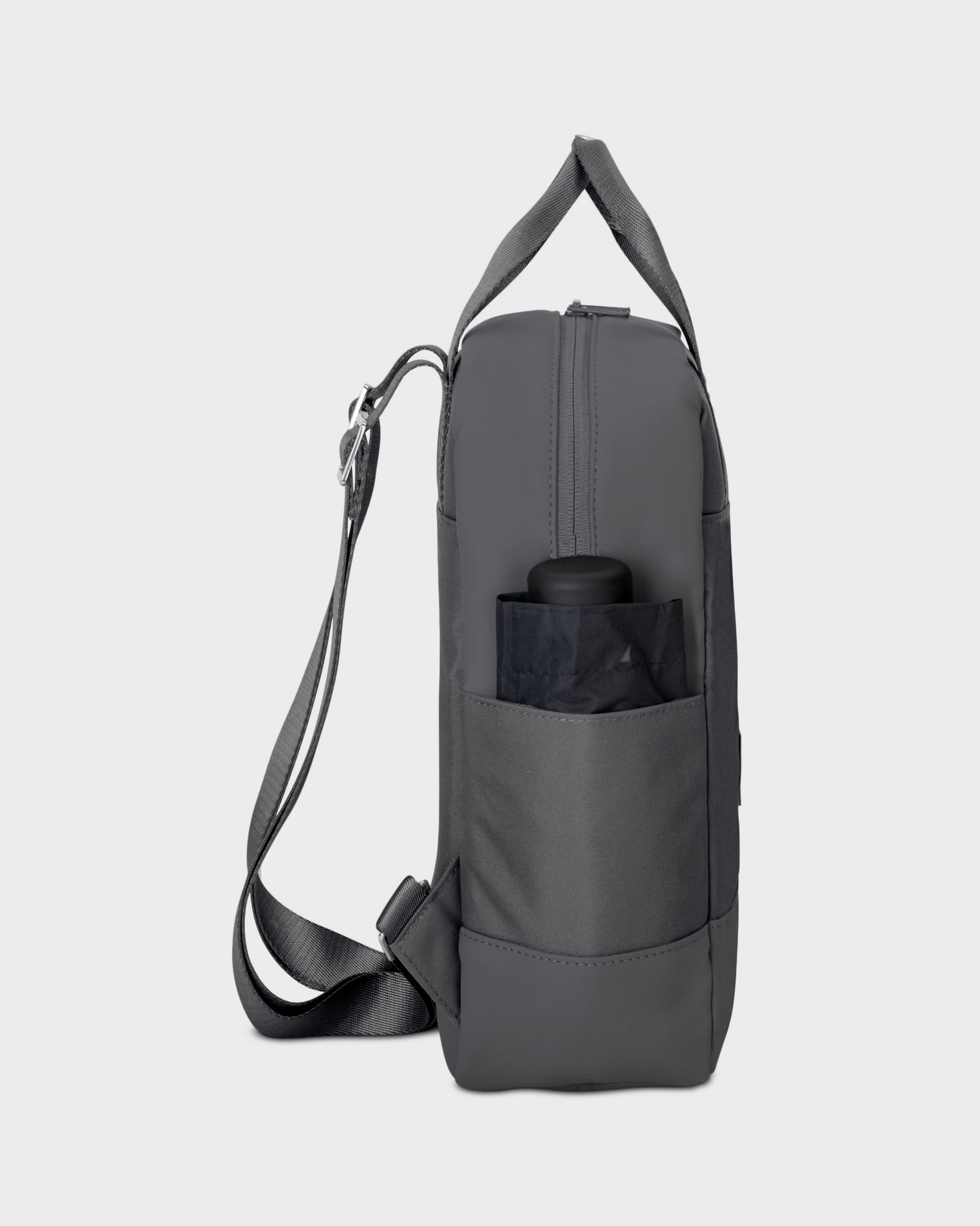 Dunkelgrauer Damenrucksack "Jona Small" mit seitlicher Außentasche, in der ein kompakter Regenschirm steckt