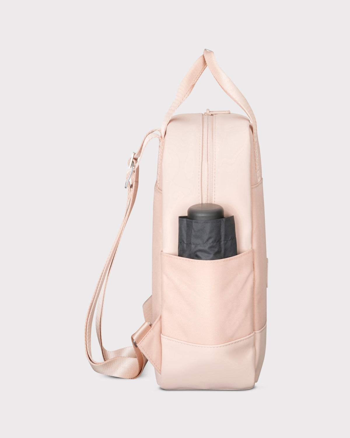 Rucksack 'Jona Small' in rosa mit seitlicher Außentasche, die einen schwarzen Gegenstand hält