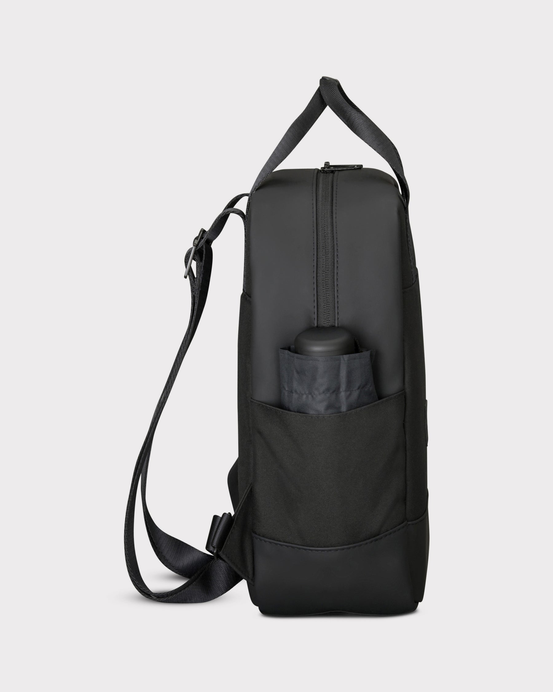 Schwarzer Damenrucksack 'Jona Small' mit seitlicher Tasche und verstellbarem Träger