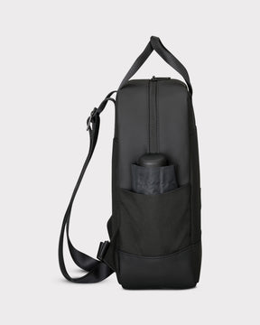 Schwarzer Damenrucksack 'Jona Small' mit seitlicher Tasche und verstellbarem Träger