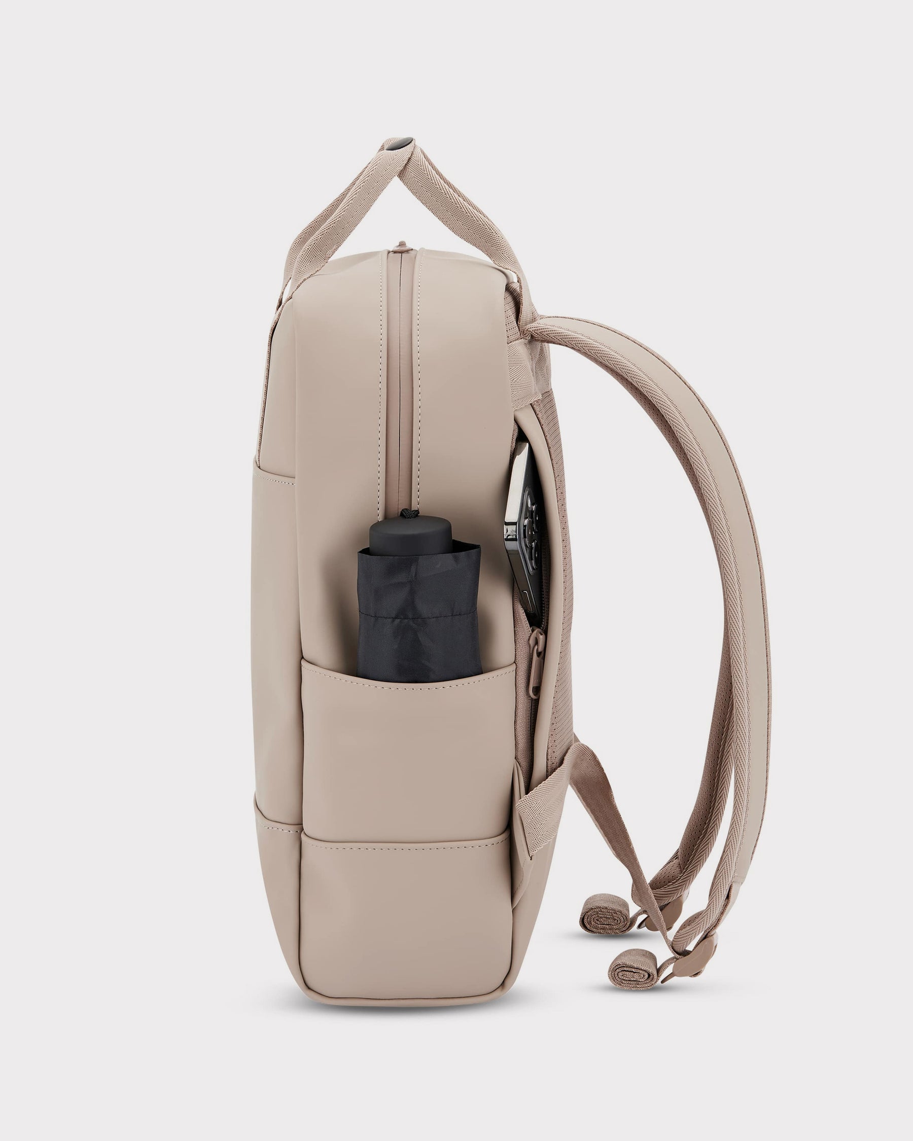 Beiger Damenrucksack 'Hailey' mit seitlicher Tasche, in der ein zusammengeklappter schwarzer Regenschirm steckt