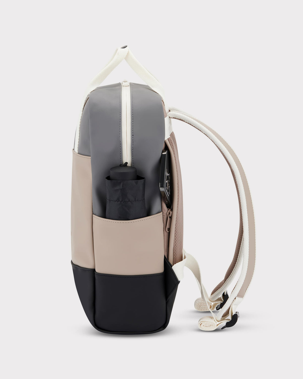 Seitenansicht Damenrucksack 'Hailey' in Beige, Grau und Schwarz mit seitlicher Tasche und Trägern